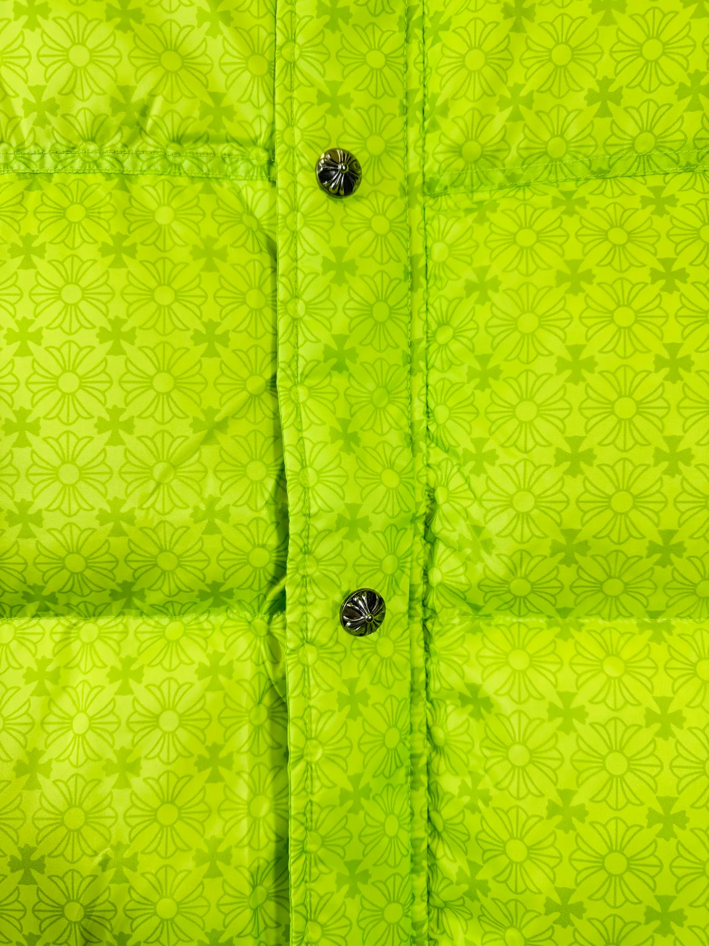 P720 top version 🐮 Real shot without P, ​​different from market products] Chrome Hearts ❄️ Winter environmentally friendly down jacket series ❄️ Chrome Hearts dark pattern series hooded down vest is available at the counter at the same time ❤ The hood is detachable! The best Guangzhou national standard 90 velvet on the market! ! The world’s highest fluffiness of 900D! ! High standard and sufficient down filling! ! Exterior windproof and waterproof dark pattern custom fabric, interior high-grade dark pattern lining fabric to prevent lint, original hardware molding, exquisite craftsmanship details, casual or formal wear ✨ slim fit and not bloated Recommended color: Customized dark pattern flower series Code number: S, M, L, XL